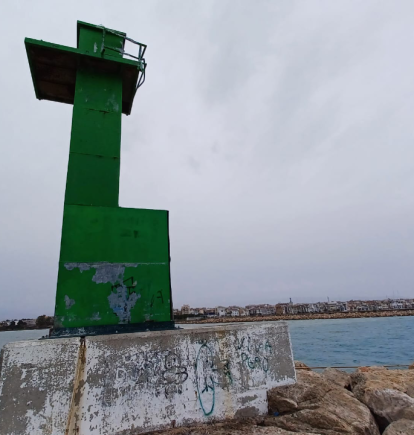 Ports de la Generalitat repara la balisa verda del port de Cambrils, afectada pel fort vent