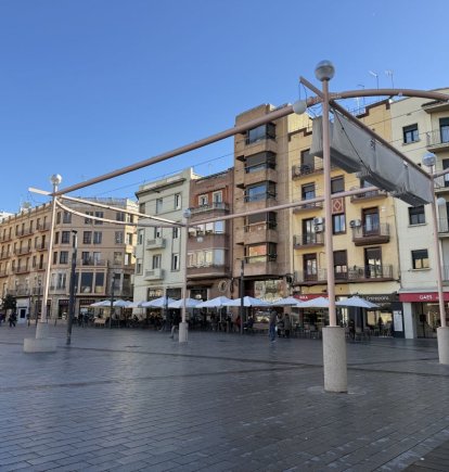 Imatge de la prova pilot de la pèrgola retràctil de la plaça Corsini, instal·lada a finals d'octubre.
