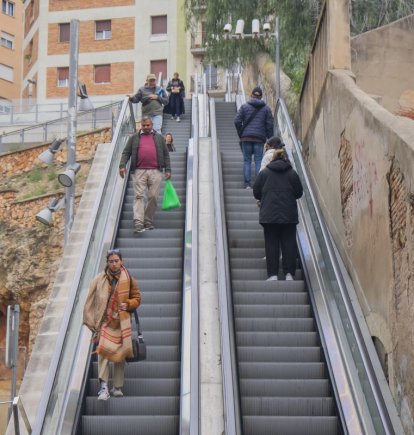 Imatge d’arxiu de les escales del carrer Vapor. Al racó dret, el QR per accedir a l’aplicació.