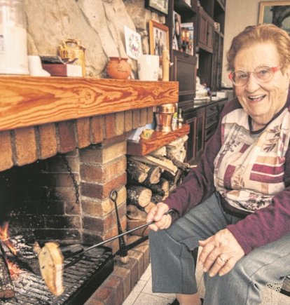 La Iaia Angeleta en una de les fotografies que il·lustren el llibre, que són obra de Xevi F. Güell i Roger Sala.