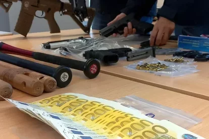 Los Mossos intervinieron armas de fuego y armas prohibidas, gran cantidad de dinero en efectivo y material con simbología de la empresa