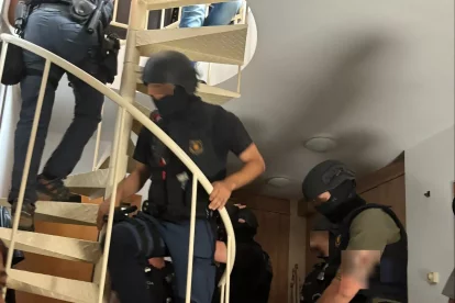Los agentes accediendo a uno de los inmuebles