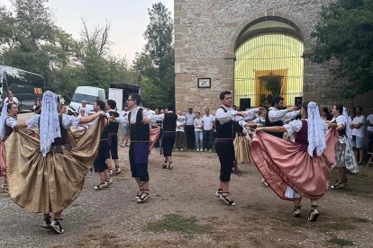 L'Esbart Dansaire de Tarragona ballant una dansa tradicional a Brufaganya