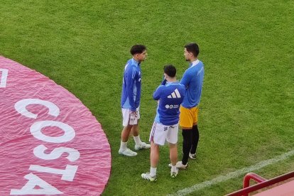 Mario i Álex López parlant amb Trigueros abans del partit.