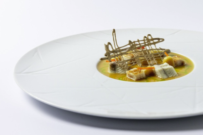 Imatge d'All i pebre d’anguila, papada de porc a baixa temperatura i emulsió d’herbes anisade, una de les elaboracions del menú degustació de Vila Retiro.