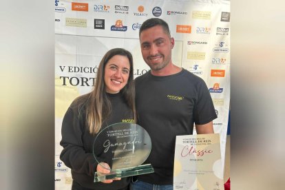 Els propietaris de la pastisseria Passions recollint el premi a millor tortell clàssic de Catalunya.