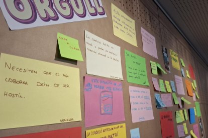 Es van penjar missatges en una de les parets del Teatret del Serrallo