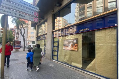 Imatge del cartell que s’ha col·locat al local on obrirà 365 Obrador.