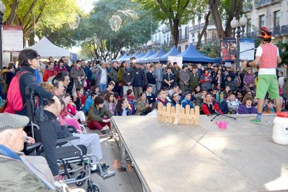 Tarragona celebra aquest divendres 2 de desembre el Dia Internacional de les persones amb discapacitat amb diversos actes a la Rambla Nova. S'ha llegit un manifest commemoratiu dels 10 anys de la convenció dels drets.