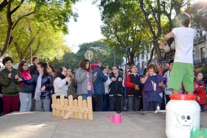 Tarragona celebra aquest divendres 2 de desembre el Dia Internacional de les persones amb discapacitat amb diversos actes a la Rambla Nova. S'ha llegit un manifest commemoratiu dels 10 anys de la convenció dels drets.