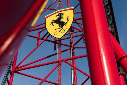 Ferrari Land ja llueix el seu escut de 'Cavallino Rampante'. Amb una alçada de 12 metres i 10 tones de pes, l'emblema de l'escuderia italiana ja decora la part frontal d'aquesta muntanya russa, que serà la més alta de tota Europa, amb una alçada de 112 metres. Al bell mig de la gegantina atracció —a 65 metres d'altura— s'hi ha col·locat l'escut.