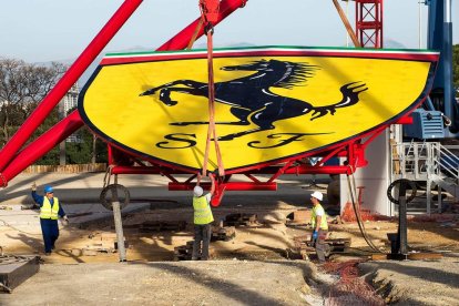 Ferrari Land ja llueix el seu escut de 'Cavallino Rampante'. Amb una alçada de 12 metres i 10 tones de pes, l'emblema de l'escuderia italiana ja decora la part frontal d'aquesta muntanya russa, que serà la més alta de tota Europa, amb una alçada de 112 metres. Al bell mig de la gegantina atracció —a 65 metres d'altura— s'hi ha col·locat l'escut.