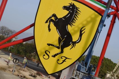 Ferrari Land ja llueix el seu escut de 'Cavallino Rampante'. Amb una alçada de 12 metres i 10 tones de pes, l'emblema de l'escuderia italiana ja decora la part frontal d'aquesta muntanya russa, que serà la més alta de tota Europa, amb una alçada de 112 metres. Al bell mig de la gegantina atracció —a 65 metres d'altura— s'hi ha col·locat l'escut.