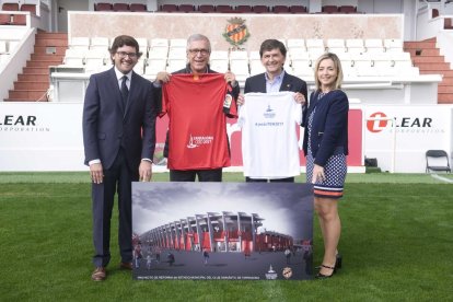 Les autoritats, durant la posada de llarg de les remodelacions