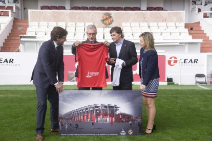 Les autoritats, durant la posada de llarg de les remodelacions