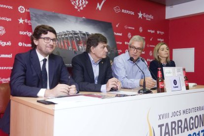 Les autoritats, durant la posada de llarg de les remodelacions