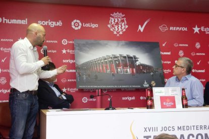 Les autoritats, durant la posada de llarg de les remodelacions