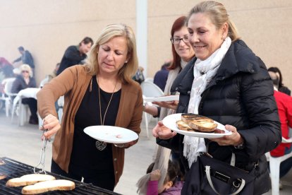 Imatges de l'esmorzar popular organitzat per la Cooperativa Agrícola de Riudoms durant la Fira de l'Oli nou.
