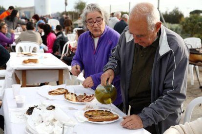 Imatges de l'esmorzar popular organitzat per la Cooperativa Agrícola de Riudoms durant la Fira de l'Oli nou.