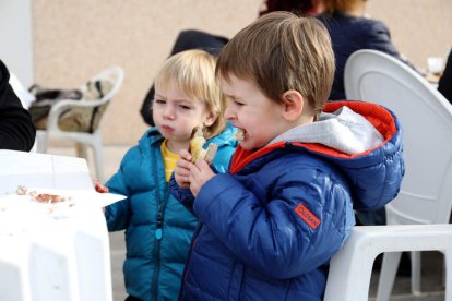 Imatges de l'esmorzar popular organitzat per la Cooperativa Agrícola de Riudoms durant la Fira de l'Oli nou.
