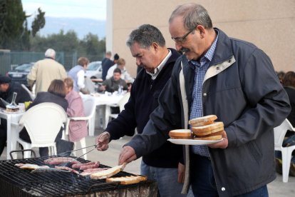 Imatges de l'esmorzar popular organitzat per la Cooperativa Agrícola de Riudoms durant la Fira de l'Oli nou.