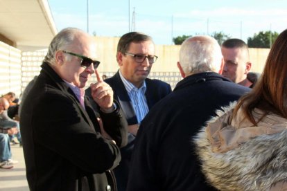 Els equips i els representants del club i de la Federació Catalana de Futbol