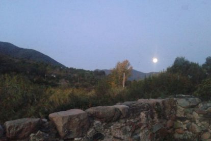 La superlluna del 14 de novembre vista des de diversos punts del Camp de Tarragona i d'altres racons del món.