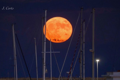 La superlluna del 14 de novembre vista des de diversos punts del Camp de Tarragona i d'altres racons del món.