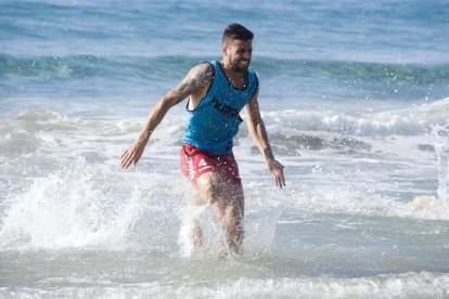 Sessió preparatòria de pretemporada de la plantilla del primer equip del Nàstic a la platja de l'Arrabassada de Tarragona.