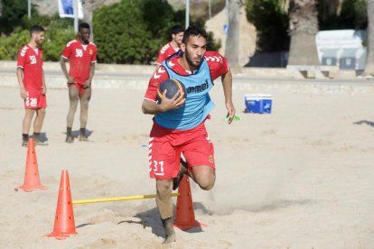 Sessió preparatòria de pretemporada de la plantilla del primer equip del Nàstic a la platja de l'Arrabassada de Tarragona.