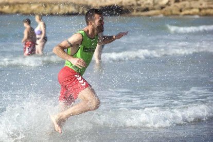 Sessió preparatòria de pretemporada de la plantilla del primer equip del Nàstic a la platja de l'Arrabassada de Tarragona.