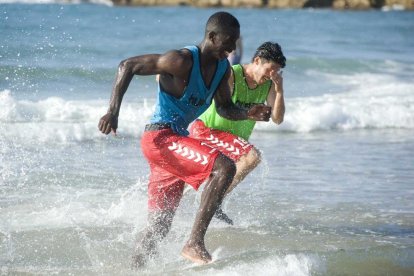 Sessió preparatòria de pretemporada de la plantilla del primer equip del Nàstic a la platja de l'Arrabassada de Tarragona.