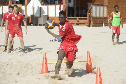 Sessió preparatòria de pretemporada de la plantilla del primer equip del Nàstic a la platja de l'Arrabassada de Tarragona.