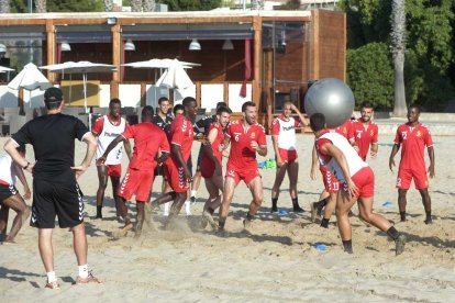 Sessió preparatòria de pretemporada de la plantilla del primer equip del Nàstic a la platja de l'Arrabassada de Tarragona.