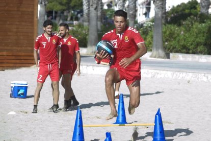 Sessió preparatòria de pretemporada de la plantilla del primer equip del Nàstic a la platja de l'Arrabassada de Tarragona.