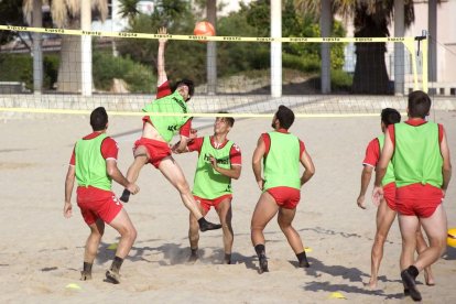 Sessió preparatòria de pretemporada de la plantilla del primer equip del Nàstic a la platja de l'Arrabassada de Tarragona.
