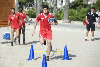 Sessió preparatòria de pretemporada de la plantilla del primer equip del Nàstic a la platja de l'Arrabassada de Tarragona.