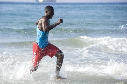 Sessió preparatòria de pretemporada de la plantilla del primer equip del Nàstic a la platja de l'Arrabassada de Tarragona.