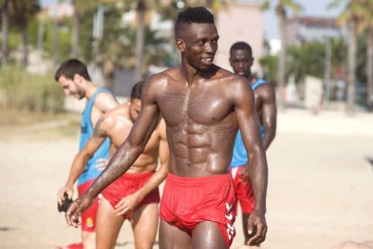 Sessió preparatòria de pretemporada de la plantilla del primer equip del Nàstic a la platja de l'Arrabassada de Tarragona.