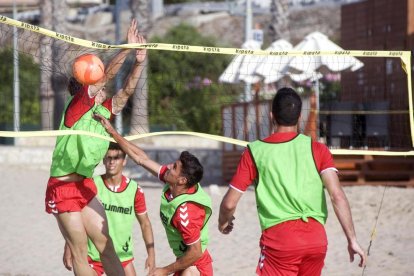 Sessió preparatòria de pretemporada de la plantilla del primer equip del Nàstic a la platja de l'Arrabassada de Tarragona.