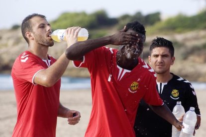 Sessió preparatòria de pretemporada de la plantilla del primer equip del Nàstic a la platja de l'Arrabassada de Tarragona.