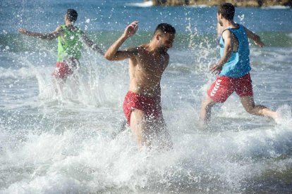 Sessió preparatòria de pretemporada de la plantilla del primer equip del Nàstic a la platja de l'Arrabassada de Tarragona.