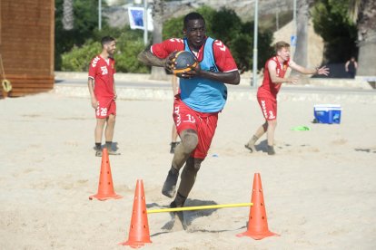 Sessió preparatòria de pretemporada de la plantilla del primer equip del Nàstic a la platja de l'Arrabassada de Tarragona.