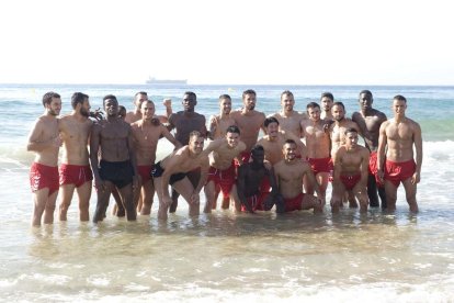 Sessió preparatòria de pretemporada de la plantilla del primer equip del Nàstic a la platja de l'Arrabassada de Tarragona.