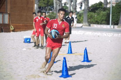 Sessió preparatòria de pretemporada de la plantilla del primer equip del Nàstic a la platja de l'Arrabassada de Tarragona.