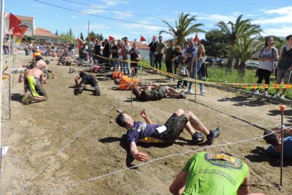 Més de 4.500 corredors han participat aquest matí a l'Eternal Running Invencible de Miami Platja, que ha premiat als més ràpids. Els participants s'han enfrontat a més de vuitanta obstacles, com bales de palla, rases de fang o espuma. Una de les singularitats de la carrera és que els participants poden anar disfressats i es premia els més originals i divertits. En la carrera han participat persones d'Itàlia, Portugal, Anglaterra, República Txeca, França, Alemanya, Suècia, Colòmbia, Xile i Espanya.