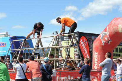 Més de 4.500 corredors han participat aquest matí a l'Eternal Running Invencible de Miami Platja, que ha premiat als més ràpids. Els participants s'han enfrontat a més de vuitanta obstacles, com bales de palla, rases de fang o espuma. Una de les singularitats de la carrera és que els participants poden anar disfressats i es premia els més originals i divertits. En la carrera han participat persones d'Itàlia, Portugal, Anglaterra, República Txeca, França, Alemanya, Suècia, Colòmbia, Xile i Espanya.