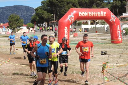 Més de 4.500 corredors han participat aquest matí a l'Eternal Running Invencible de Miami Platja, que ha premiat als més ràpids. Els participants s'han enfrontat a més de vuitanta obstacles, com bales de palla, rases de fang o espuma. Una de les singularitats de la carrera és que els participants poden anar disfressats i es premia els més originals i divertits. En la carrera han participat persones d'Itàlia, Portugal, Anglaterra, República Txeca, França, Alemanya, Suècia, Colòmbia, Xile i Espanya.