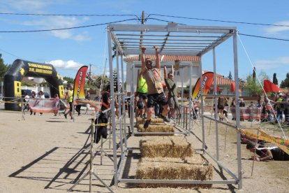 Més de 4.500 corredors han participat aquest matí a l'Eternal Running Invencible de Miami Platja, que ha premiat als més ràpids. Els participants s'han enfrontat a més de vuitanta obstacles, com bales de palla, rases de fang o espuma. Una de les singularitats de la carrera és que els participants poden anar disfressats i es premia els més originals i divertits. En la carrera han participat persones d'Itàlia, Portugal, Anglaterra, República Txeca, França, Alemanya, Suècia, Colòmbia, Xile i Espanya.