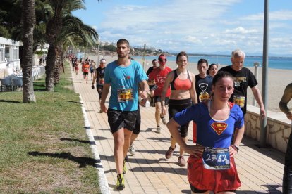 Més de 4.500 corredors han participat aquest matí a l'Eternal Running Invencible de Miami Platja, que ha premiat als més ràpids. Els participants s'han enfrontat a més de vuitanta obstacles, com bales de palla, rases de fang o espuma. Una de les singularitats de la carrera és que els participants poden anar disfressats i es premia els més originals i divertits. En la carrera han participat persones d'Itàlia, Portugal, Anglaterra, República Txeca, França, Alemanya, Suècia, Colòmbia, Xile i Espanya.
